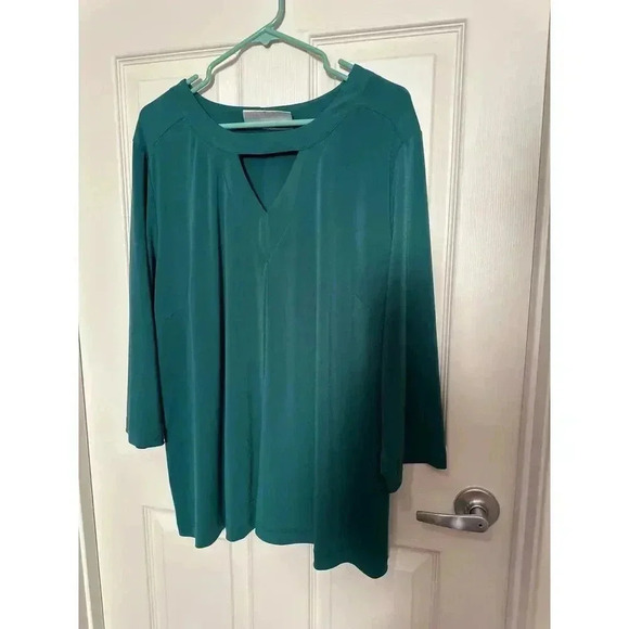 Plus size Simomton Says 3X Green blouse with peekaboo neckline - Picture 3 of 3